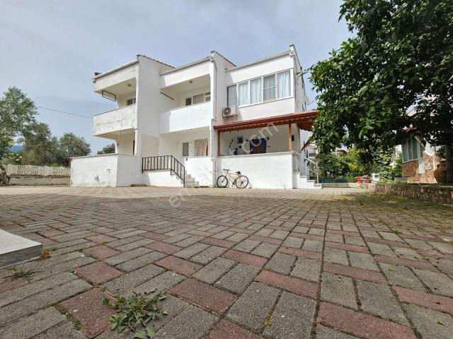 Villa Avcısından Balıkesir Edremit Güre'de Site İçerisinde Denize Yürüme Mesafesinde 3+1 Villa