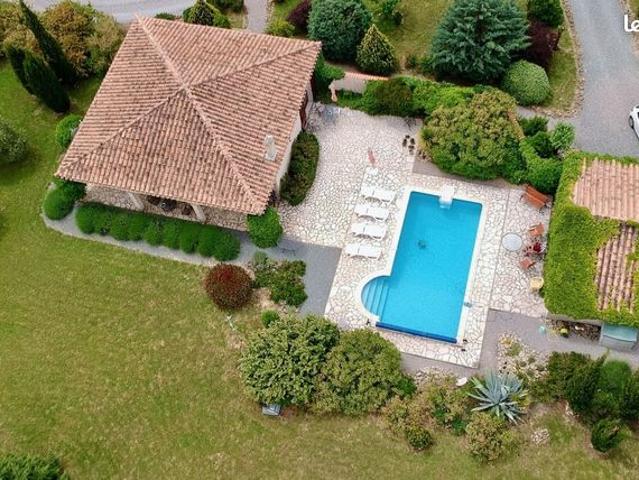 Villa avec belle vue, piscine, garage, jardin 2622 m² à Aigne