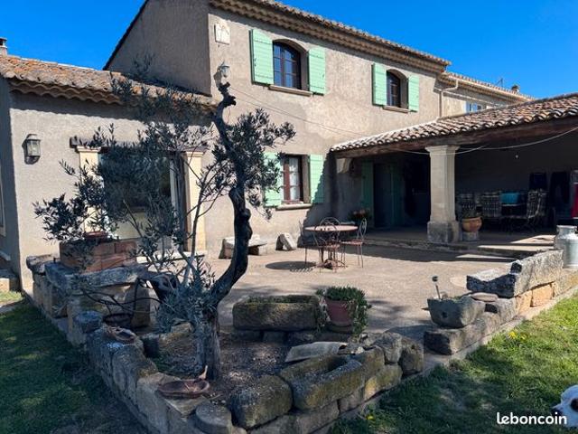 Villa avec dépendances et 2 appartements indépendants