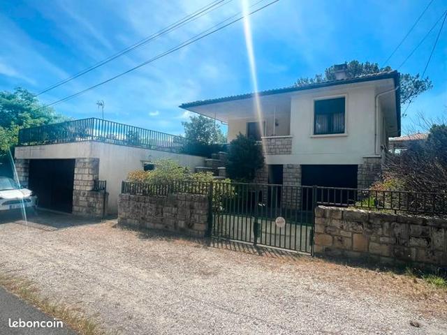 VILLA avec dépendances, garage et jardin arboré