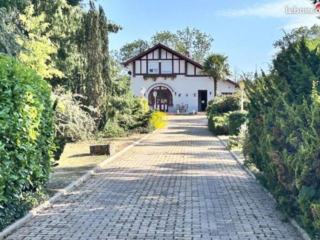 Villa avec dependances