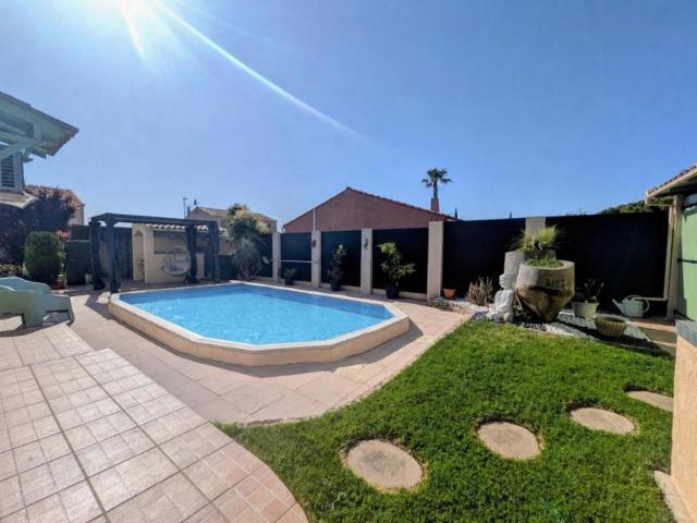 Villa avec deux appartements indépendants jardin clos et arboré avec piscine semi enterrée