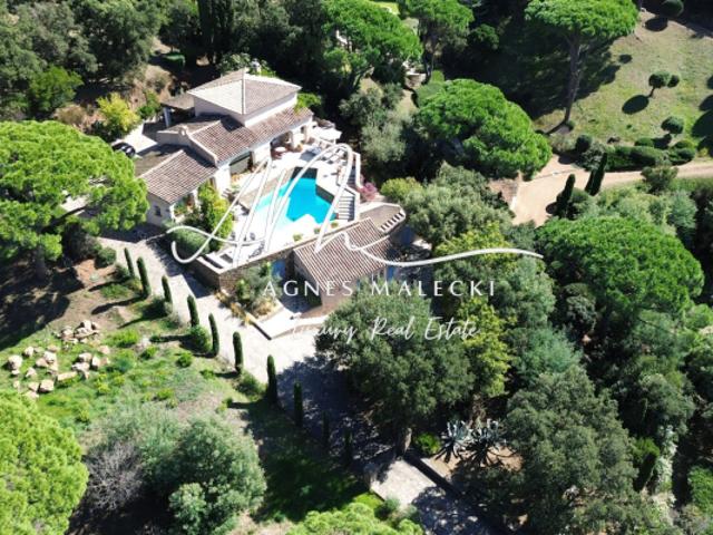 VILLA AVEC EBLOUISSANTE VUE SUR LA MER DANS DOMAINE PRIVE GI