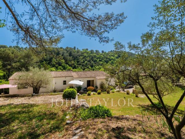 Villa avec fort potentiel d'extension, village de Valbonne à. 120m² Valbonne