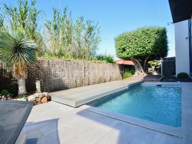 Villa avec garage, terrasse et piscine
