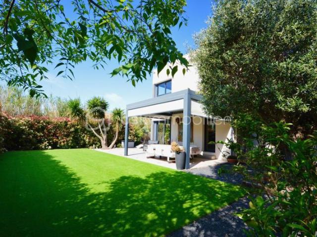 Villa avec garage, terrasse et piscine