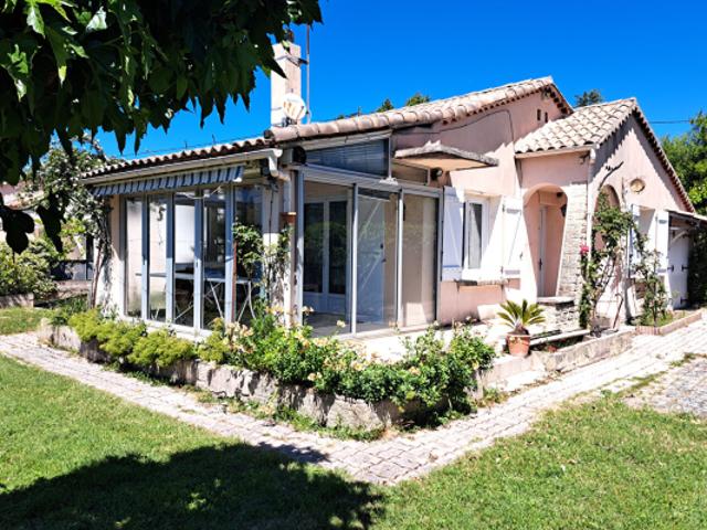 Villa avec garage sur terrain clos proche centre village à pied