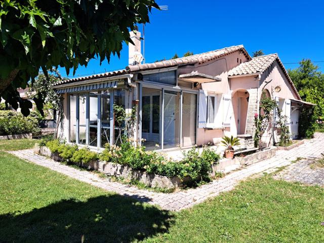 Villa avec garage sur terrain clos proche centre village à pied