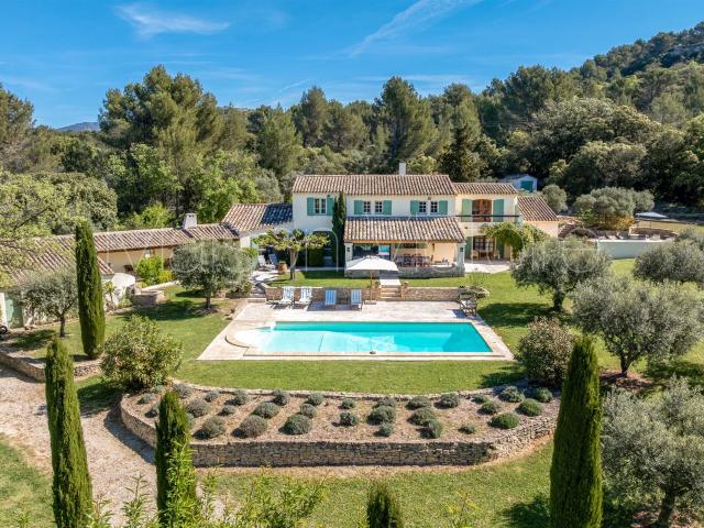 Villa paisible avec gîte, piscines, jardin et vues. 261m² Lagnes
