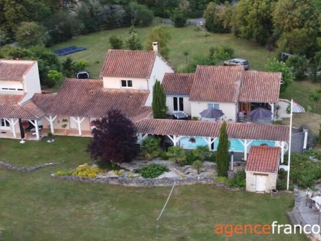 Villa avec gîte, piscine et 4,2 ha 185m² Brouchaud
