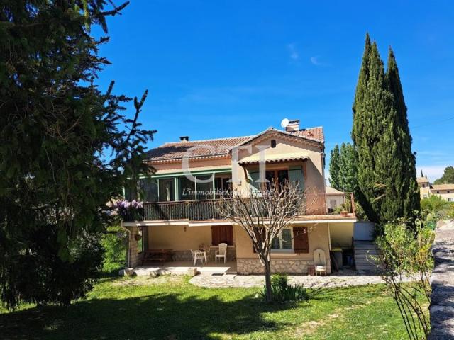 Villa avec grand terrain constructible, proche du centre à pied
