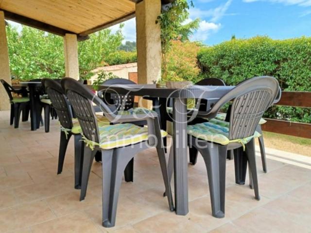 Villa avec grande terrasse