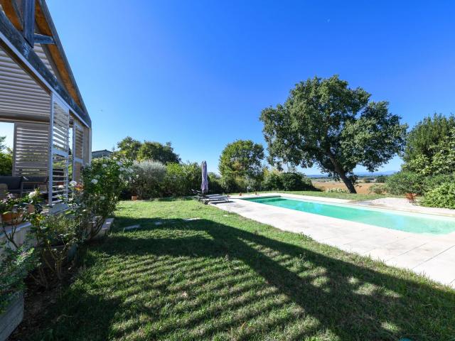 Villa avec jardin, vue dégagée, avec piscine chauffée, à 6km d'U