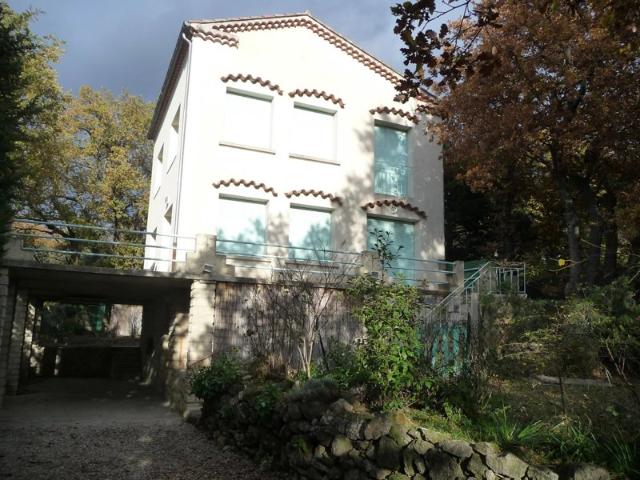 VILLA avec JARDIN CLOS et GARAGE