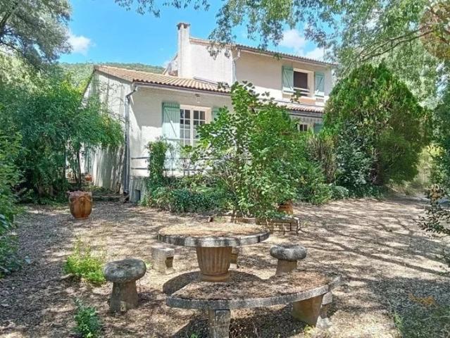 Villa avec jardin et 2 garages