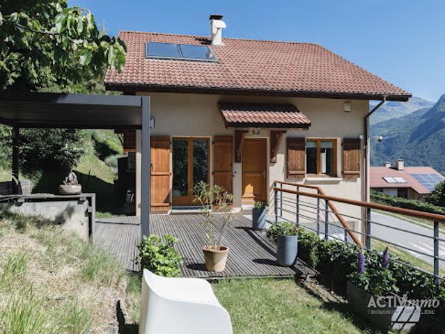Villa avec jardin et terrasse