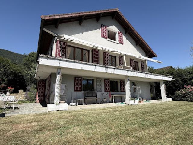 Villa avec jardin et terrasse