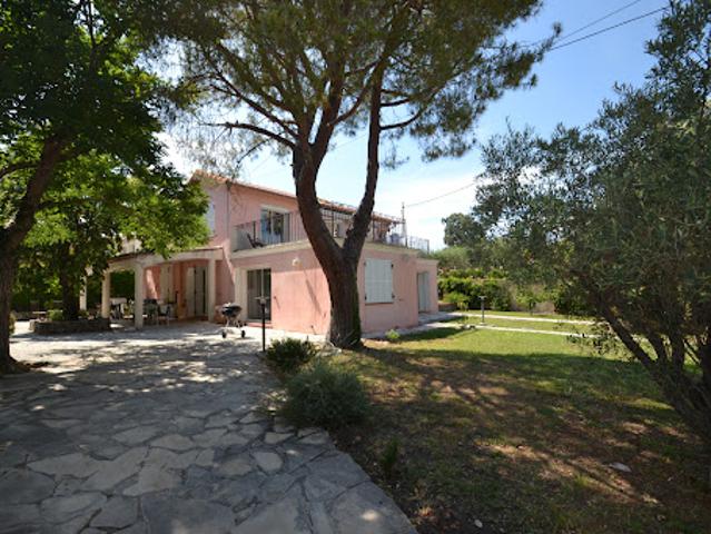 Villa avec jardin et terrasse