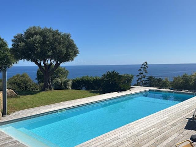 Villa avec piscine et jardin