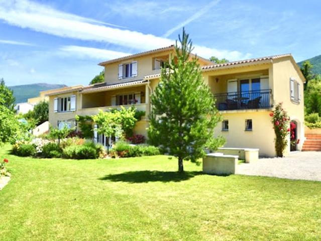 Villa avec jardin et terrasse