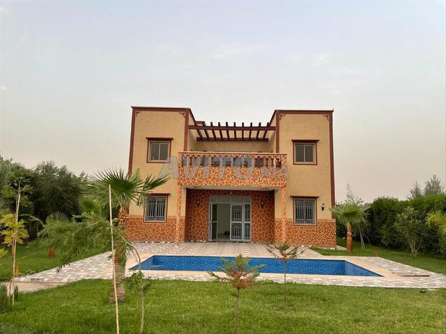 Villa avec jardin et piscine
