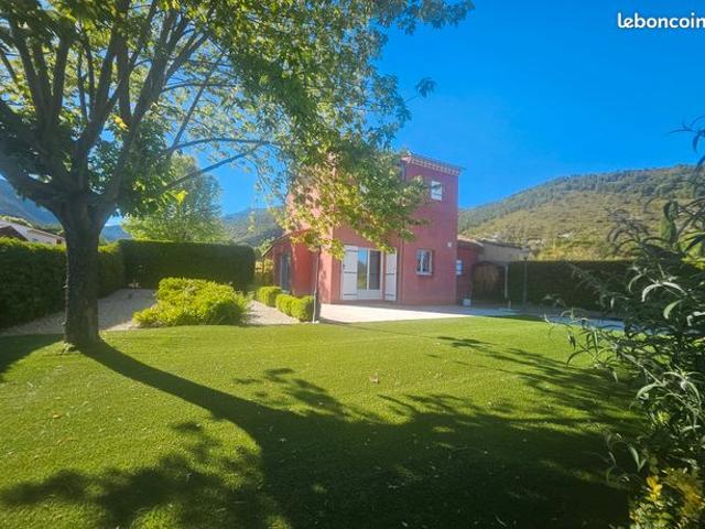 Villa avec jardin paysager, garage, à proximité immédiate du lac de Castillon