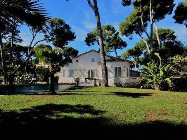 Villa avec jardin plat et vue sur la mer au Cap d'Antibes 250m² Antibes