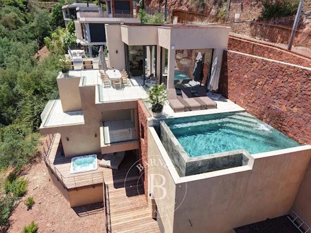 Villa avec piscine en bord de mer