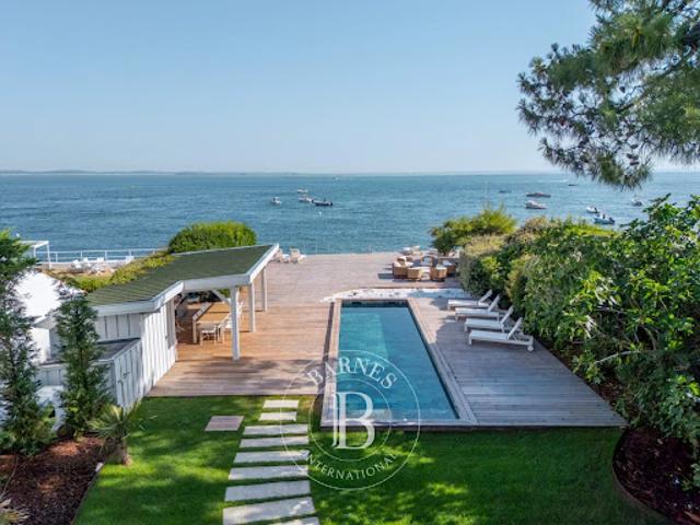 Villa avec piscine en bord de mer