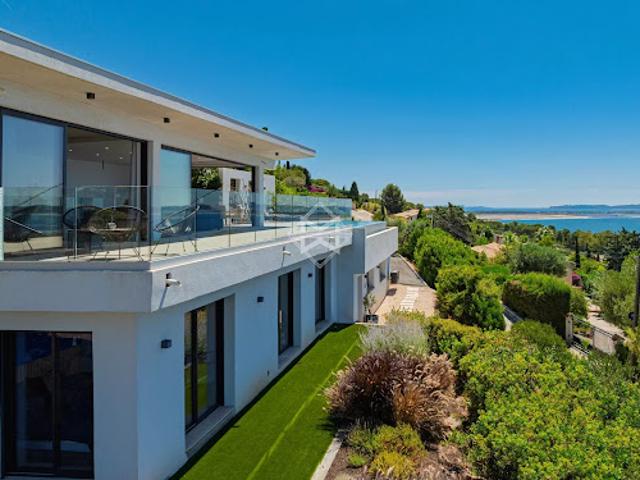 Villa avec piscine en bord de mer
