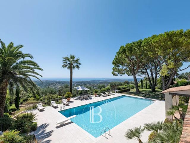 Villa avec piscine en bord de mer