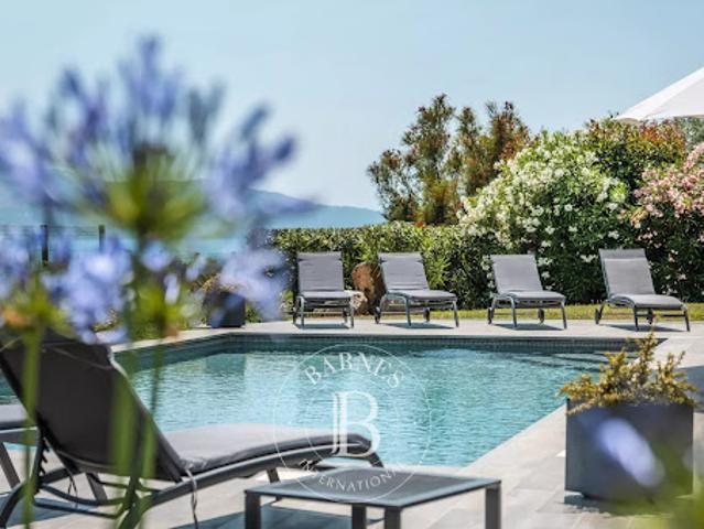 Villa avec piscine en bord de mer