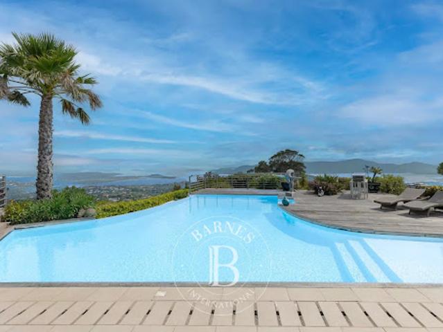 Villa avec piscine en bord de mer