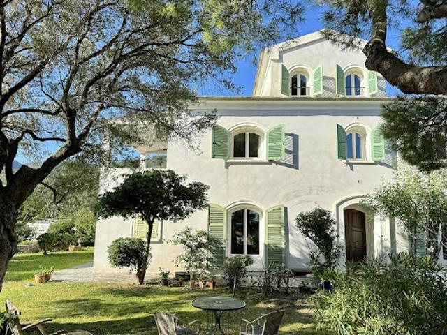 Villa avec piscine et jardin