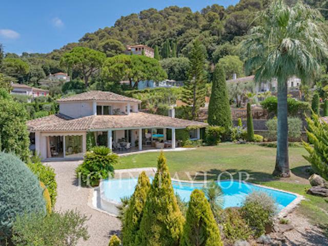 Villa avec piscine et terrasse