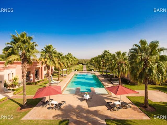 Villa avec piscine et terrasse