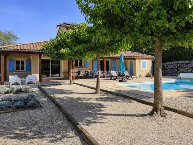 Villa avec piscine, 5 chambres, panneaux photovoltaiques