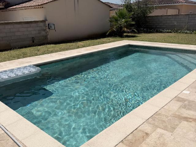 Villa récente avec piscine