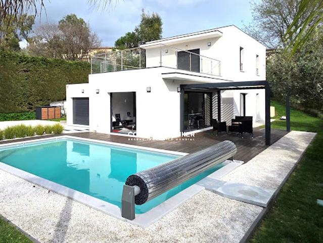 Villa avec piscine et terrasse