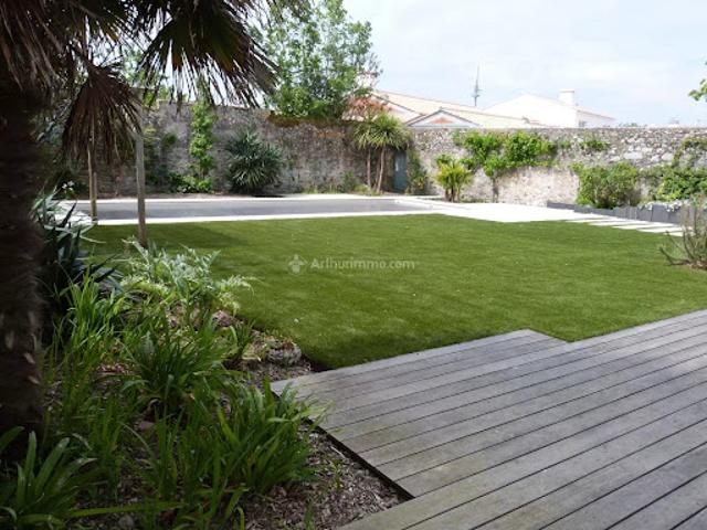 Villa avec piscine et jardin
