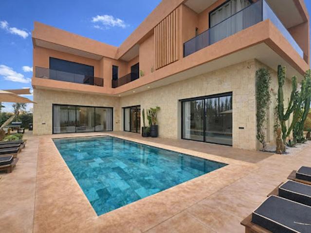 Villa avec piscine et terrasse