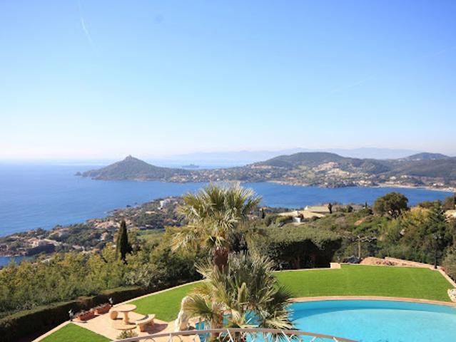 Villa avec piscine en bord de mer