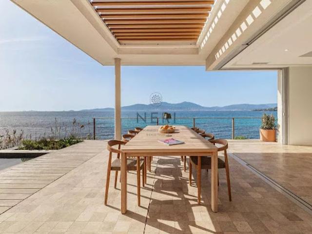 Villa avec piscine en bord de mer