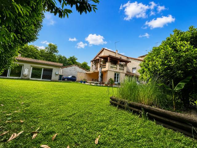 villa avec piscine couverte