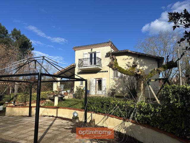 Villa T4 avec piscine couverte, jardin clos autour pour environ 1800 M2
