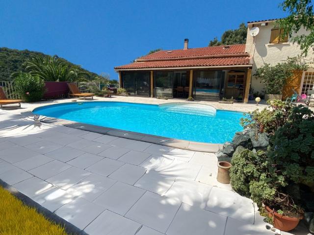 VILLA AVEC PISCINE, CARPORT, PARKINGS, ATELIERS, STUDIO AVEC JARDIN, APPARTEMENT T3 AVEC PISCINE ET JARDIN