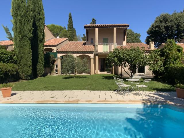 Villa avec piscine à 4 km d' Uzès