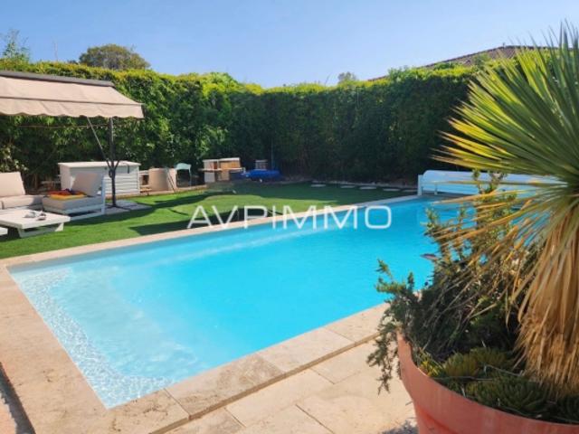 Villa avec piscine à vendre à Saint Cyr sur Mer 3/4 chambr