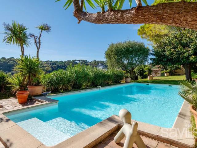Villa avec piscine à deux pas du village