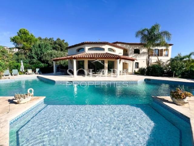 Villa avec piscine à Mandelieu proche des plages et des commerces